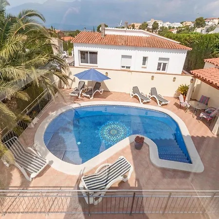 Apartament Modern In With Pool