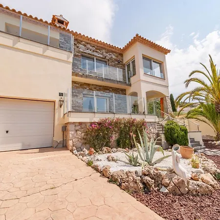 Modern In With Pool *
