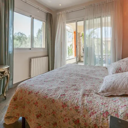 Modern In With Pool Roses